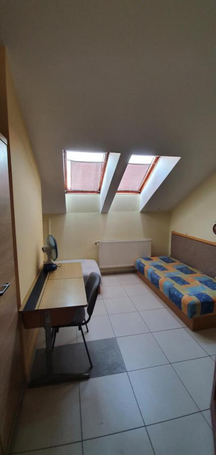 Romzsa Todor Kollegium Hostel แซแก็ด ภายนอก รูปภาพ